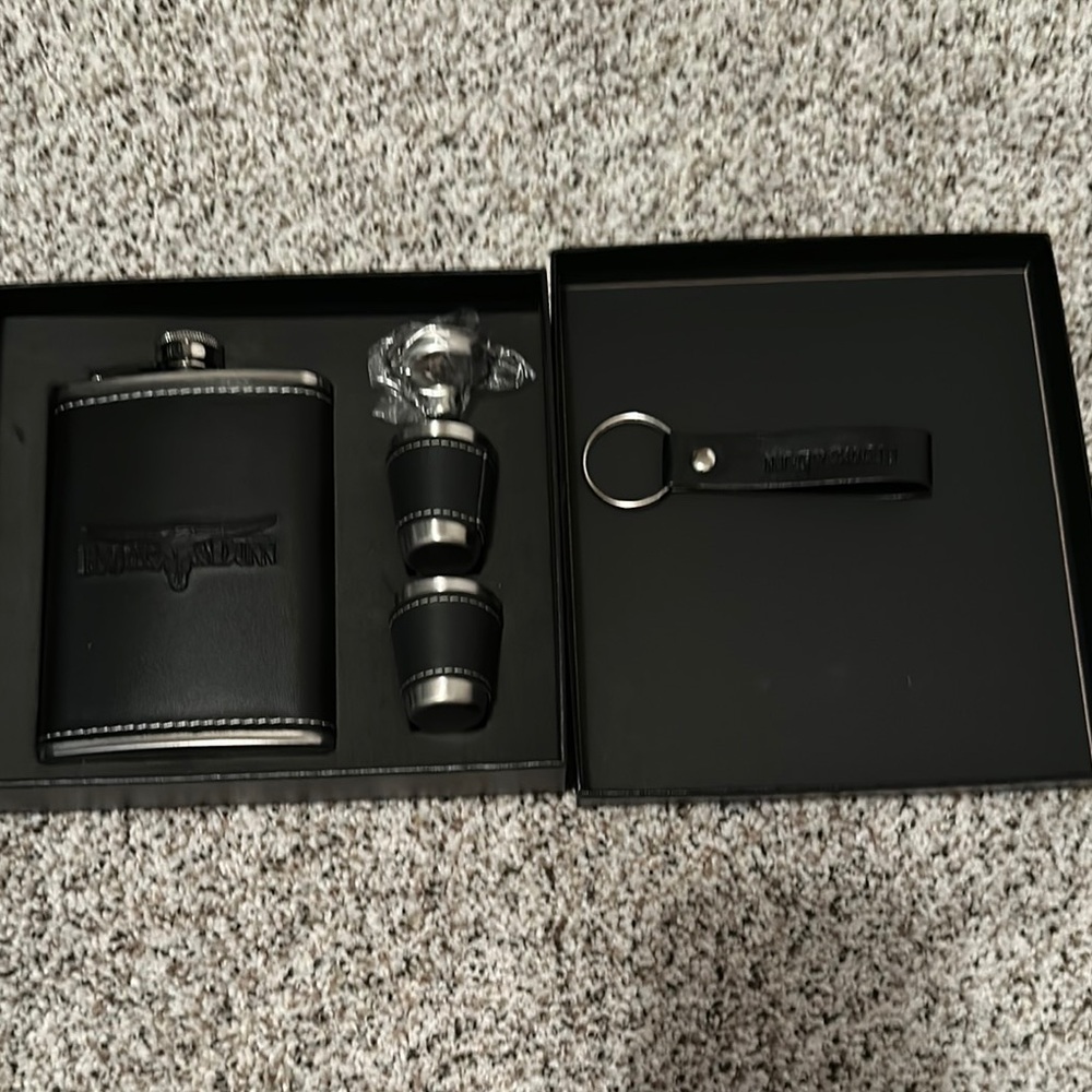 BROOKS AND DUNN flask set from tour brand new in box